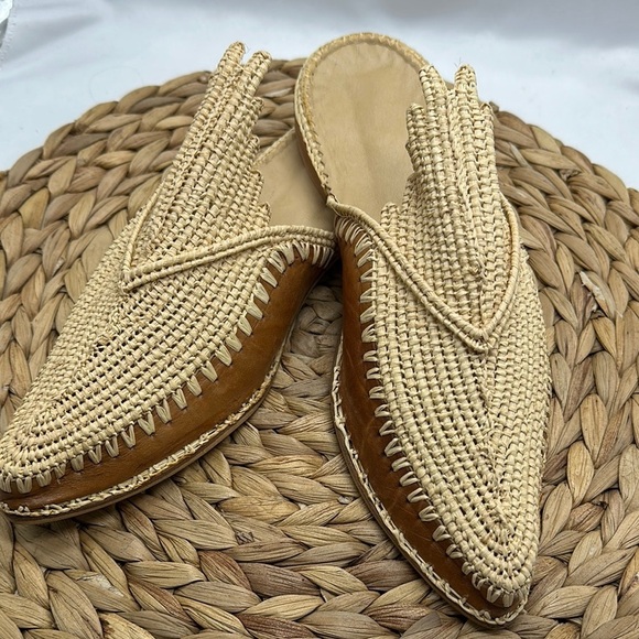 Woman’s  Tan Leather and Cream Woven Raffia Slippers Very Unique - Picture 3 of 6